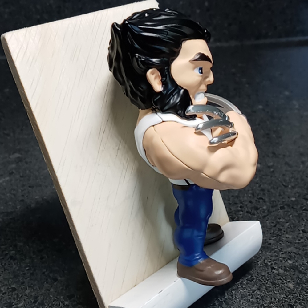 Metal Wolverine Figure - Picture 5 of 8